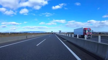 Sonbahar havasında Japonya 'da otoyolda araba süren bir polis. Yüksek kalite 4K görüntü. 12.04.2023 Burası Japonya 'nın Kyoto ve Aichi illerinde Shin Meishin Otoyolu..