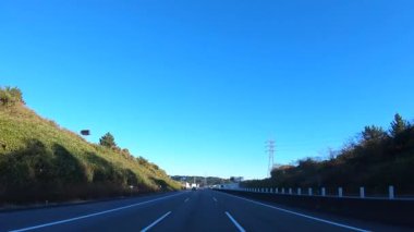 Sonbahar havasında Japonya 'da otoyolda araba süren bir polis. Yüksek kalite 4K görüntü. 12.04.2023 Burası Japonya 'nın Kyoto ve Aichi illerinde Shin Meishin Otoyolu..