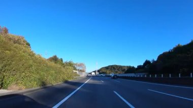 Sonbahar havasında Japonya 'da otoyolda araba süren bir polis. Yüksek kalite 4K görüntü. 12.04.2023 Burası Japonya 'nın Kyoto ve Aichi illerinde Shin Meishin Otoyolu..