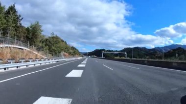 Sonbahar havasında Japonya 'da otoyolda araba süren bir polis. Yüksek kalite 4K görüntü. 12.04.2023 Burası Japonya 'nın Kyoto ve Aichi illerinde Shin Meishin Otoyolu..