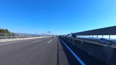 Sonbahar havasında Japonya 'da otoyolda araba süren bir polis. Yüksek kalite 4K görüntü. 12.04.2023 Burası Japonya 'nın Kyoto ve Aichi illerinde Shin Meishin Otoyolu..