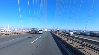 Sonbahar havasında Japonya 'da otoyolda araba süren bir polis. Yüksek kalite 4K görüntü. 12.04.2023 Burası Japonya 'nın Kyoto ve Aichi illerinde Shin Meishin Otoyolu..