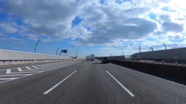 Sonbahar havasında Japonya 'da otoyolda araba süren bir polis. Yüksek kalite 4K görüntü. 12.04.2023 Burası Japonya 'nın Kyoto ve Aichi illerinde Shin Meishin Otoyolu..