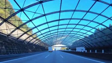 Sonbahar havasında Japonya 'da otoyolda araba süren bir polis. Yüksek kalite 4K görüntü. 12.04.2023 Burası Japonya 'nın Kyoto ve Aichi illerinde Shin Meishin Otoyolu..