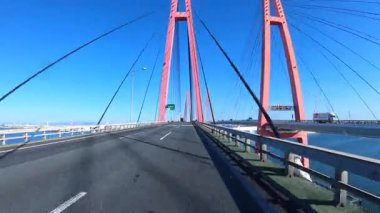 Sonbahar havasında Japonya 'da otoyolda araba süren bir polis. Yüksek kalite 4K görüntü. 12.04.2023 Burası Japonya 'nın Kyoto ve Aichi illerinde Shin Meishin Otoyolu..