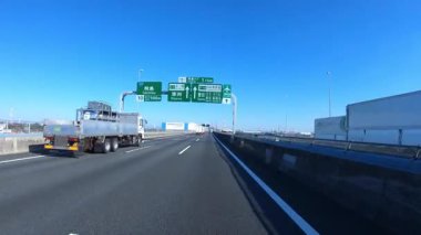 Sonbahar havasında Japonya 'da otoyolda araba süren bir polis. Yüksek kalite 4K görüntü. 12.04.2023 Burası Japonya 'nın Kyoto ve Aichi illerinde Shin Meishin Otoyolu..