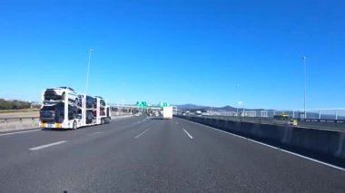 Sonbahar havasında Japonya 'da otoyolda araba süren bir polis. Yüksek kalite 4K görüntü. 12.04.2023 Burası Japonya 'nın Kyoto ve Aichi illerinde Shin Meishin Otoyolu..