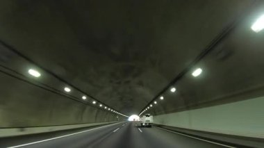 Sonbahar havasında Japonya 'da otoyolda araba süren bir polis. Yüksek kalite 4K görüntü. 12.04.2023 Burası Japonya 'nın Kyoto ve Aichi illerinde Shin Meishin Otoyolu..