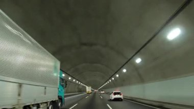 Sonbahar havasında Japonya 'da otoyolda araba süren bir polis. Yüksek kalite 4K görüntü. 12.04.2023 Burası Japonya 'nın Kyoto ve Aichi illerinde Shin Meishin Otoyolu..