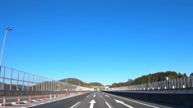 Sonbahar havasında Japonya 'da otoyolda araba süren bir polis. Yüksek kalite 4K görüntü. 12.04.2023 Burası Japonya 'nın Kyoto ve Aichi illerinde Shin Meishin Otoyolu..