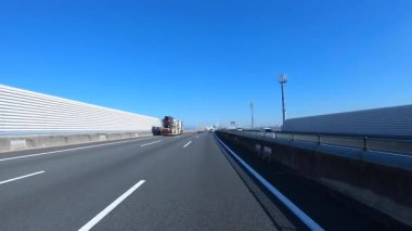 Sonbahar havasında Japonya 'da otoyolda araba süren bir polis. Yüksek kalite 4K görüntü. 12.04.2023 Burası Japonya 'nın Kyoto ve Aichi illerinde Shin Meishin Otoyolu..