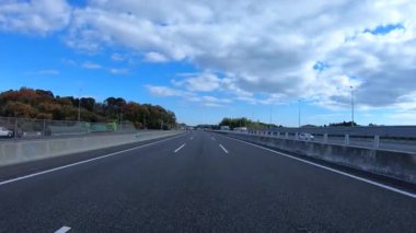 Sonbahar havasında Japonya 'da otoyolda araba süren bir polis. Yüksek kalite 4K görüntü. 12.04.2023 Burası Japonya 'nın Kyoto ve Aichi illerinde Shin Meishin Otoyolu..