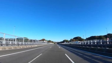 Sonbahar havasında Japonya 'da otoyolda araba süren bir polis. Yüksek kalite 4K görüntü. 12.04.2023 Burası Japonya 'nın Kyoto ve Aichi illerinde Shin Meishin Otoyolu..