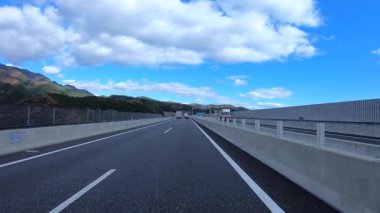 Sonbahar havasında Japonya 'da otoyolda araba süren bir polis. Yüksek kalite 4K görüntü. 12.04.2023 Burası Japonya 'nın Kyoto ve Aichi illerinde Shin Meishin Otoyolu..