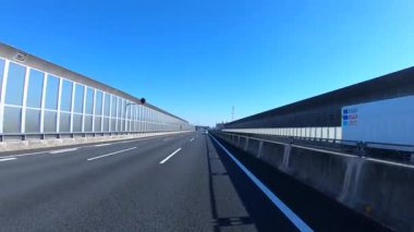 Sonbahar havasında Japonya 'da otoyolda araba süren bir polis. Yüksek kalite 4K görüntü. 12.04.2023 Burası Japonya 'nın Kyoto ve Aichi illerinde Shin Meishin Otoyolu..