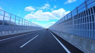 Sonbahar havasında Japonya 'da otoyolda araba süren bir polis. Yüksek kalite 4K görüntü. 12.04.2023 Burası Japonya 'nın Kyoto ve Aichi illerinde Shin Meishin Otoyolu..