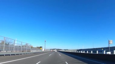 Sonbahar havasında Japonya 'da otoyolda araba süren bir polis. Yüksek kalite 4K görüntü. 12.04.2023 Burası Japonya 'nın Kyoto ve Aichi illerinde Shin Meishin Otoyolu..