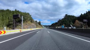 Sonbahar havasında Japonya 'da otoyolda araba süren bir polis. Yüksek kalite 4K görüntü. 12.04.2023 Burası Japonya 'nın Kyoto ve Aichi illerinde Shin Meishin Otoyolu..