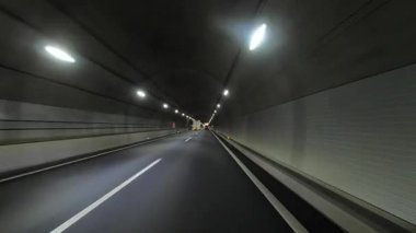 Sonbahar havasında Japonya 'da otoyolda araba süren bir polis. Yüksek kalite 4K görüntü. 12.04.2023 Burası Japonya 'nın Kyoto ve Aichi illerinde Shin Meishin Otoyolu..