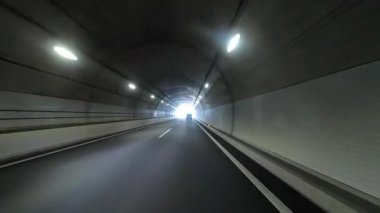 Sonbahar havasında Japonya 'da otoyolda araba süren bir polis. Yüksek kalite 4K görüntü. 12.04.2023 Burası Japonya 'nın Kyoto ve Aichi illerinde Shin Meishin Otoyolu..