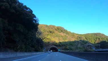 Sonbahar havasında Japonya 'da otoyolda araba süren bir polis. Yüksek kalite 4K görüntü. 12.04.2023 Burası Japonya 'nın Kyoto ve Aichi illerinde Shin Meishin Otoyolu..