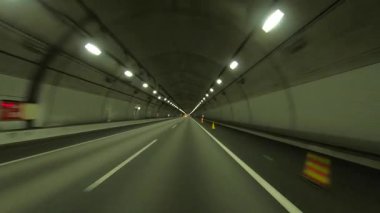 Sonbahar havasında Japonya 'da otoyolda araba süren bir polis. Yüksek kalite 4K görüntü. 12.04.2023 Burası Japonya 'nın Kyoto ve Aichi illerinde Shin Meishin Otoyolu..