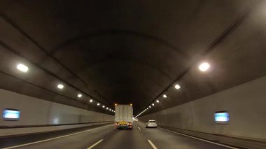 Sonbahar havasında Japonya 'da otoyolda araba süren bir polis. Yüksek kalite 4K görüntü. 12.04.2023 Burası Japonya 'nın Kyoto ve Aichi illerinde Shin Meishin Otoyolu..