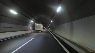 Sonbahar havasında Japonya 'da otoyolda araba süren bir polis. Yüksek kalite 4K görüntü. 12.04.2023 Burası Japonya 'nın Kyoto ve Aichi illerinde Shin Meishin Otoyolu..