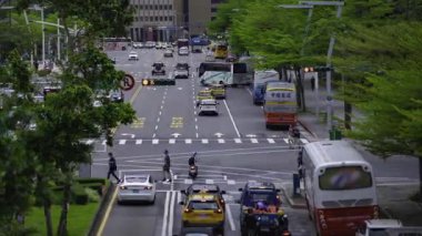 Tayvan 'da Taipei101 yakınlarında trafik sıkışıklığı. Yüksek kalite 4K görüntü. Taipei Tayvan 'ın Taipei ilçesi, Tayvan' ın Taipei şehrinin merkezidir..
