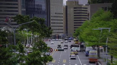 Tayvan 'da Taipei101 yakınlarında trafik sıkışıklığı. Yüksek kalite 4K görüntü. Taipei Tayvan 'ın Taipei ilçesi, Tayvan' ın Taipei şehrinin merkezidir..