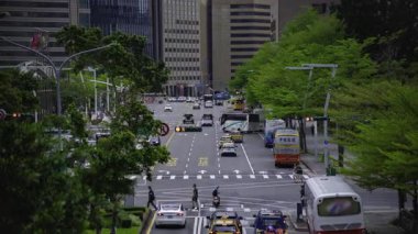 Tayvan 'da Taipei101 yakınlarında trafik sıkışıklığı. Yüksek kalite 4K görüntü. Taipei Tayvan 'ın Taipei ilçesi, Tayvan' ın Taipei şehrinin merkezidir..