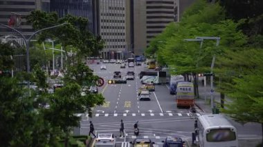 Tayvan 'da Taipei101 yakınlarında trafik sıkışıklığı. Yüksek kalite 4K görüntü. Taipei Tayvan 'ın Taipei ilçesi, Tayvan' ın Taipei şehrinin merkezidir..