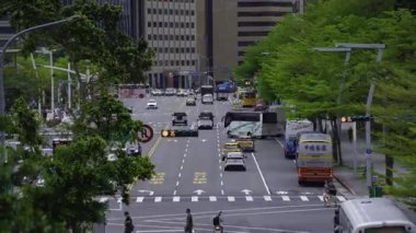 Tayvan 'da Taipei101 yakınlarında trafik sıkışıklığı. Yüksek kalite 4K görüntü. Taipei Tayvan 'ın Taipei ilçesi, Tayvan' ın Taipei şehrinin merkezidir..
