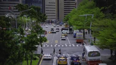 Tayvan 'da Taipei101 yakınlarında trafik sıkışıklığı. Yüksek kalite 4K görüntü. Taipei Tayvan 'ın Taipei ilçesi, Tayvan' ın Taipei şehrinin merkezidir..