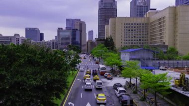 Tayvan 'da Taipei101 yakınlarında trafik sıkışıklığı. Yüksek kalite 4K görüntü. Taipei Tayvan 'ın Taipei ilçesi, Tayvan' ın Taipei şehrinin merkezidir..