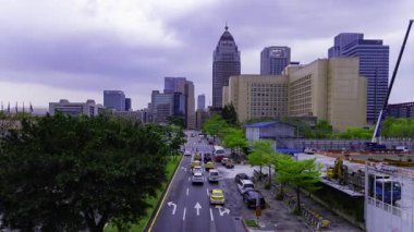 Tayvan 'da Taipei101 yakınlarında trafik sıkışıklığı. Yüksek kalite 4K görüntü. Taipei Tayvan 'ın Taipei ilçesi, Tayvan' ın Taipei şehrinin merkezidir..