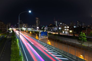 Saitama 'da şehir caddesindeki trafik sıkışıklığının gece fotoğrafı. Yüksek kalite fotoğraf. Oomiya Bölgesi Saitama Japonya 05.13.2025 Saitama şehrinin merkezidir..