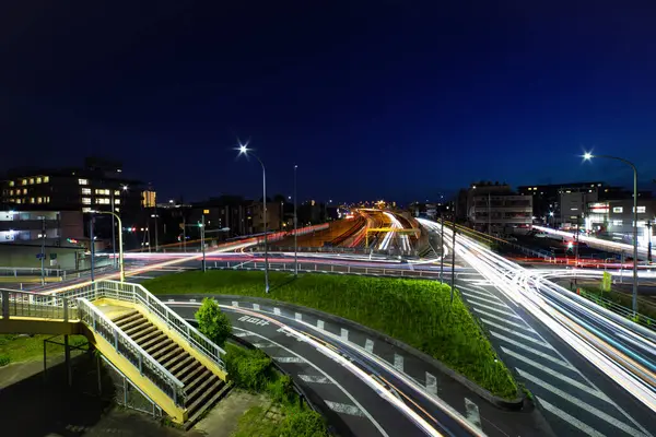 Saitama 'da şehir caddesindeki trafik sıkışıklığının gece fotoğrafı. Yüksek kalite fotoğraf. Oomiya Bölgesi Saitama Japonya 05.13.2025 Saitama şehrinin merkezidir..