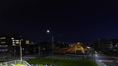 Saitama 'daki şehir caddesinde trafik sıkışıklığı gecesi. Yüksek kalite 4K görüntü. Oomiya Bölgesi Saitama Japonya 05.13.2025 Saitama şehrinin merkezidir..