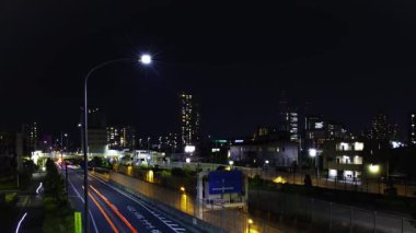 Saitama 'daki şehir caddesinde trafik sıkışıklığı gecesi. Yüksek kalite 4K görüntü. Oomiya Bölgesi Saitama Japonya 05.13.2025 Saitama şehrinin merkezidir..