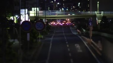 Saitama 'daki şehir caddesinde trafik sıkışıklığı gecesi. Yüksek kalite 4K görüntü. Oomiya Bölgesi Saitama Japonya 05.13.2025 Saitama şehrinin merkezidir..