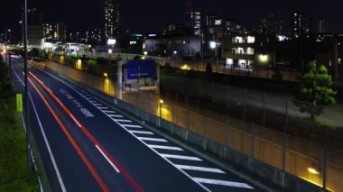 Saitama 'daki şehir caddesinde trafik sıkışıklığı gecesi. Yüksek kalite 4K görüntü. Oomiya Bölgesi Saitama Japonya 05.13.2025 Saitama şehrinin merkezidir..