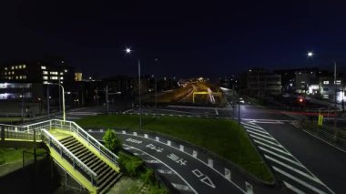 Saitama 'daki şehir caddesinde trafik sıkışıklığı gecesi. Yüksek kalite 4K görüntü. Oomiya Bölgesi Saitama Japonya 05.13.2025 Saitama şehrinin merkezidir..