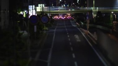 Saitama 'daki şehir caddesinde trafik sıkışıklığı gecesi. Yüksek kalite 4K görüntü. Oomiya Bölgesi Saitama Japonya 05.13.2025 Saitama şehrinin merkezidir..