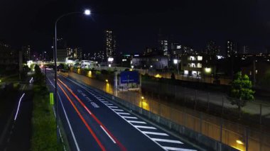 Saitama 'daki şehir caddesinde trafik sıkışıklığı gecesi. Yüksek kalite 4K görüntü. Oomiya Bölgesi Saitama Japonya 05.13.2025 Saitama şehrinin merkezidir..
