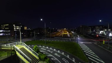 Saitama 'daki şehir caddesinde trafik sıkışıklığı gecesi. Yüksek kalite 4K görüntü. Oomiya Bölgesi Saitama Japonya 05.13.2025 Saitama şehrinin merkezidir..