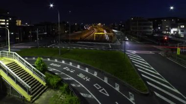 Saitama 'daki şehir caddesinde trafik sıkışıklığı gecesi. Yüksek kalite 4K görüntü. Oomiya Bölgesi Saitama Japonya 05.13.2025 Saitama şehrinin merkezidir..