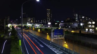 Saitama 'daki şehir caddesinde trafik sıkışıklığı gecesi. Yüksek kalite 4K görüntü. Oomiya Bölgesi Saitama Japonya 05.13.2025 Saitama şehrinin merkezidir..