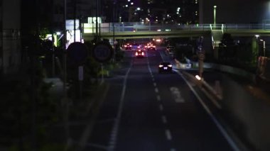 Saitama 'daki şehir caddesinde trafik sıkışıklığı gecesi. Yüksek kalite 4K görüntü. Oomiya Bölgesi Saitama Japonya 05.13.2025 Saitama şehrinin merkezidir..