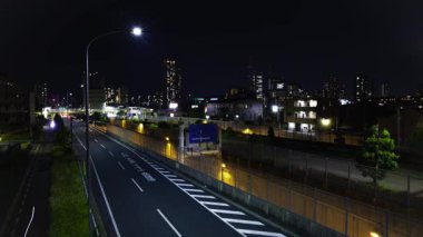 Saitama 'daki şehir caddesinde trafik sıkışıklığı gecesi. Yüksek kalite 4K görüntü. Oomiya Bölgesi Saitama Japonya 05.13.2025 Saitama şehrinin merkezidir..